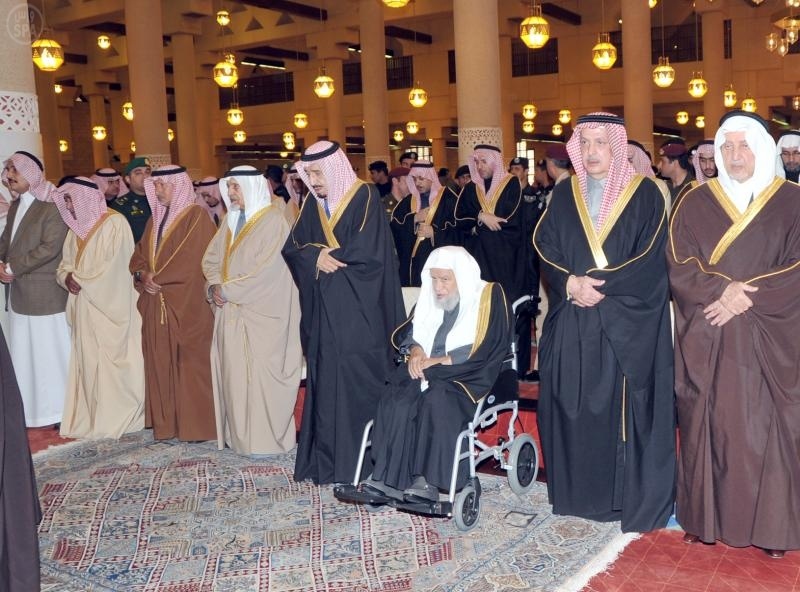 ولي العهد يؤدي صلاة الميت على الأميرة لطيفة بنت فهد بن عبدالعزيز