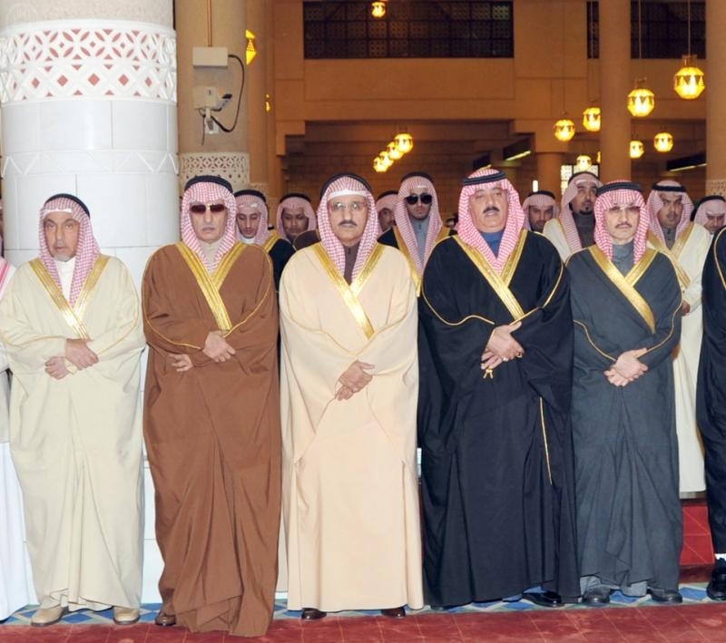 ولي العهد يؤدي صلاة الميت على الأميرة لطيفة بنت فهد بن عبدالعزيز