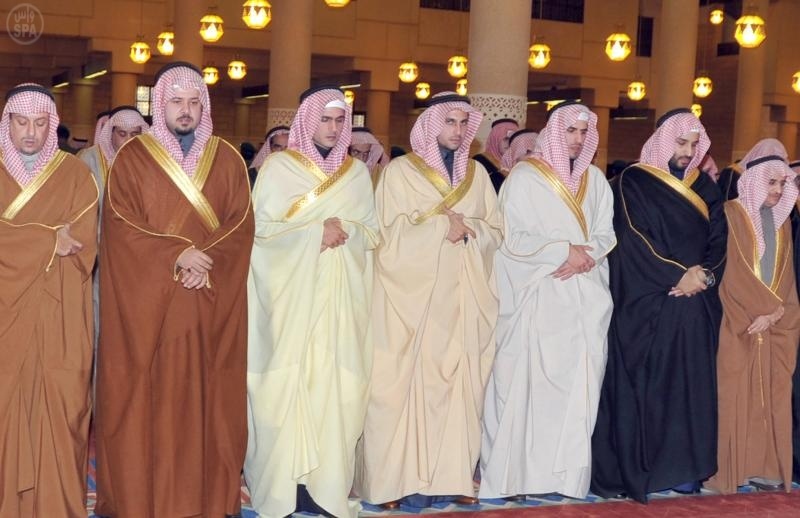 ولي العهد يؤدي صلاة الميت على الأميرة لطيفة بنت فهد بن عبدالعزيز