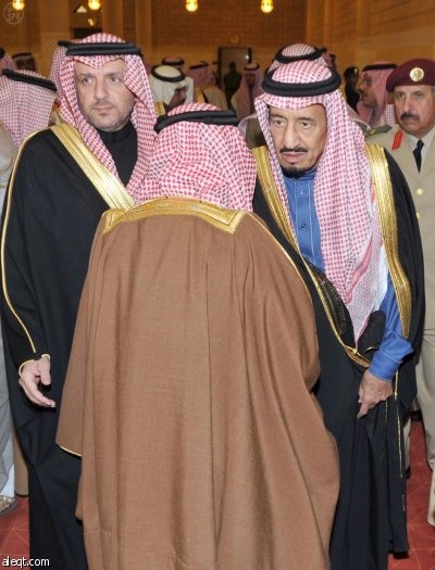 ولي العهد يؤدي صلاة الميت على الأميرة لطيفة بنت فهد بن عبدالعزيز