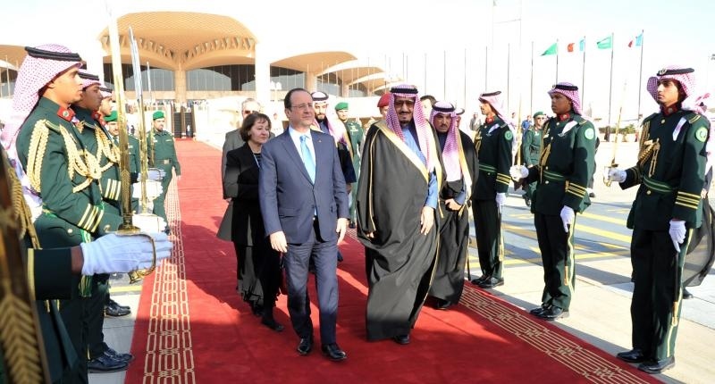 الرئيس الفرنسي يصل إلى الرياض
