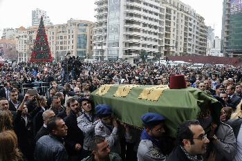 لبنانيون يشيعون  محمد شطح ويتهمون حزب الله باغتياله