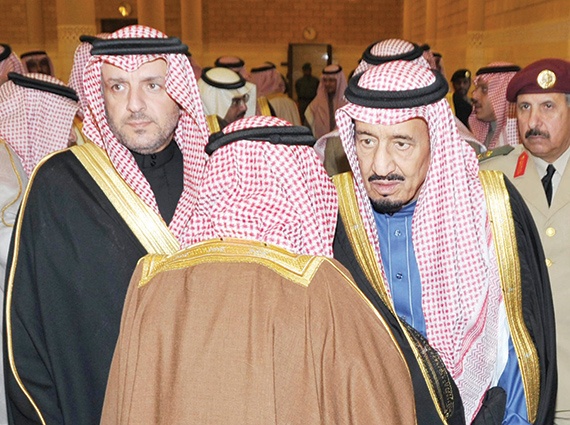 ولي العهد يؤدي صلاة الميت على لطيفة بنت فهد