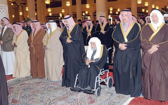 ولي العهد يؤدي صلاة الميت على لطيفة بنت فهد