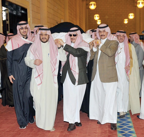 ولي العهد يؤدي صلاة الميت على لطيفة بنت فهد