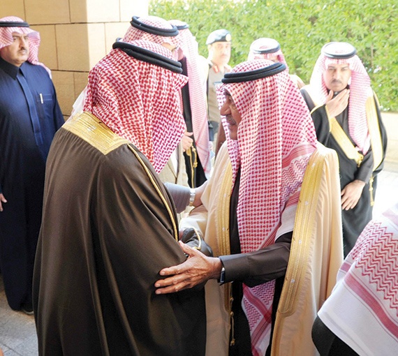 ولي العهد يؤدي صلاة الميت على لطيفة بنت فهد