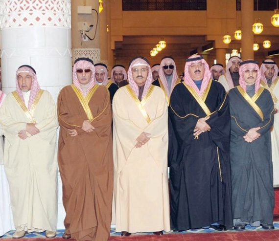 ولي العهد يؤدي صلاة الميت على لطيفة بنت فهد