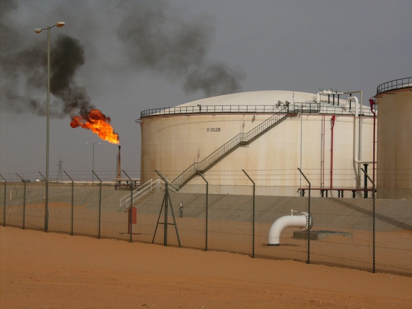 تشغيل خط إنتاج ليبي يهبط بأسعار النفط