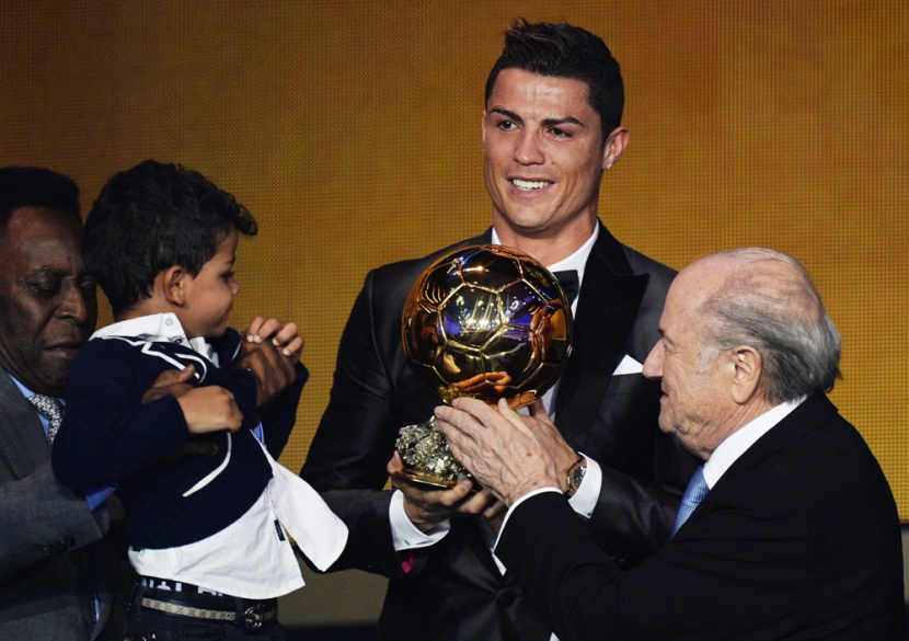 قصة مصورة : رونالدو.. أفضل لاعبي العالم