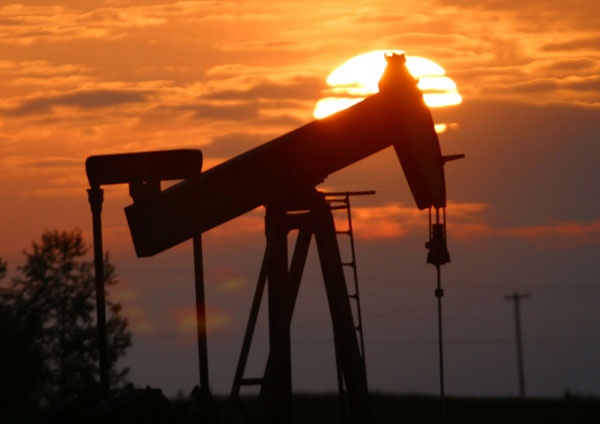 النفط يتراجع متأثرا بتوقعات بزيادة الإمدادات في الأسواق