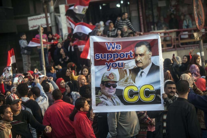 المصريون يدلون بأصواتهم في الاستفتاء على الدستور