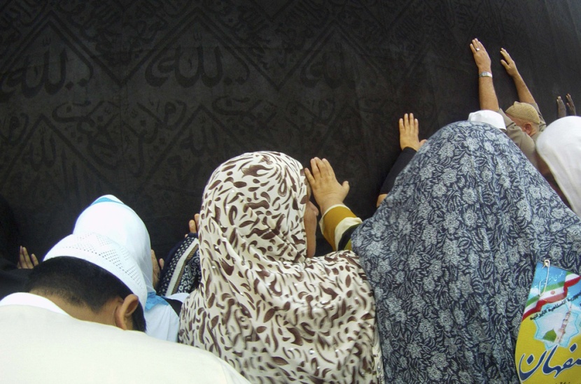 قصة مصورة: جموع المعتمرين تؤم المسجد الحرام