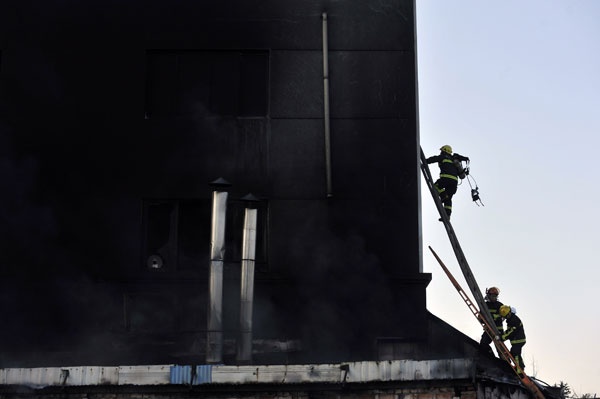 قصة مصورة :مقتل 16 شخص إثر اندلاع حريق في مصنع للاحذية في الصين