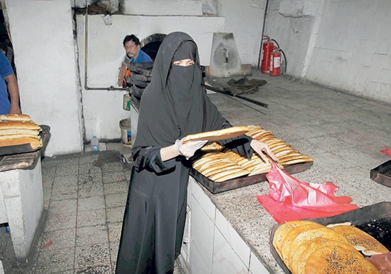 سواعد ناعمة تكافح البطالة ببيع الخبز