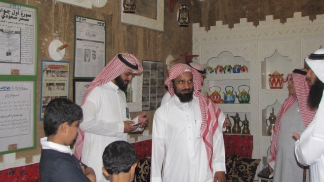 سعودي يحول بيته إلى متحف للصحف القديمة