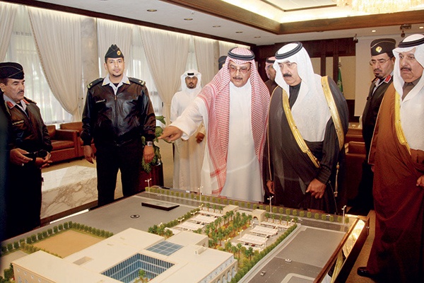 وزير الحرس الوطني يطلع على التصاميم النهائية لمشروع مركز المعلومات