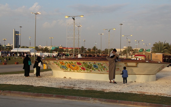 أكبر صحن تمر في العالم يبهر زائري مهرجان الأسرة الثاني للنخيل والتمور
