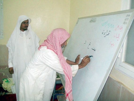 تأمين وسائل نقل لكبار السن إلى مدارس محو الأمية بالمجان