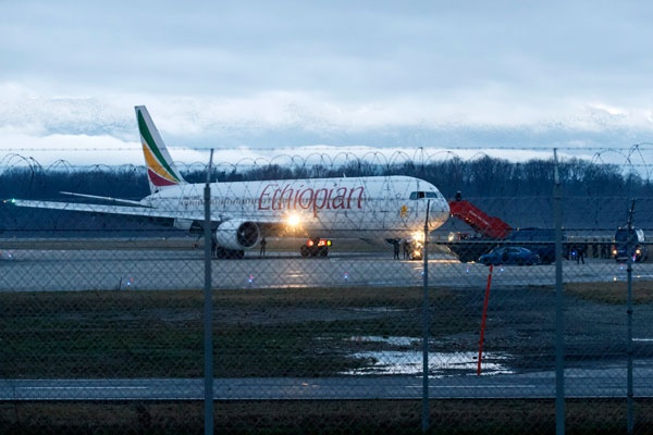 قصة مصورة : مساعد الطيار يخطف طائرة اثيوبية ويستسلم لشرطة سويسرا
