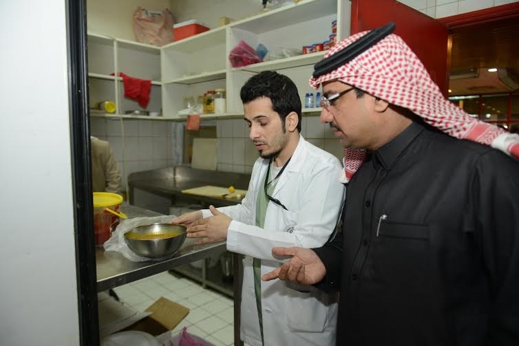 بلدية الدمام تغلق 5 محال تجارية وتنذر 295 محل
