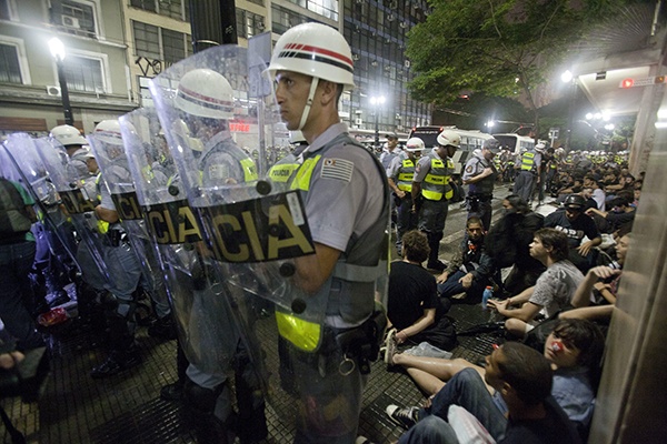 الشرطة البرازيلية تفرق بالقوة تظاهرة ضد كأس العالم في ساو باولو
