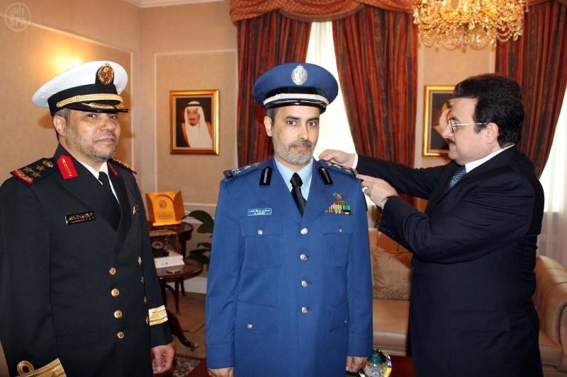 الأمير محمد بن نواف يقلد العميد الدامر رتبته الجديدة