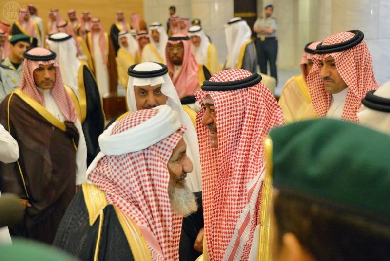 الأمير مقرن بن عبدالعزيز يستقبل المبايعين بمناسبة اختياره ولياً لولي العهد