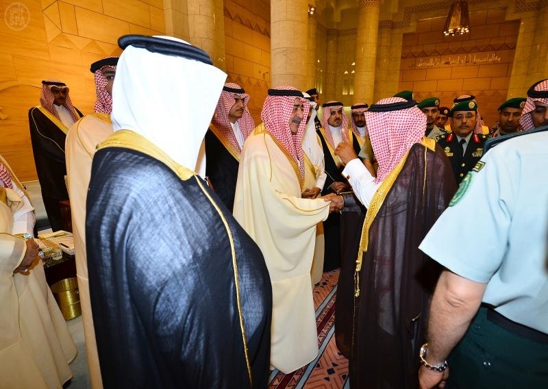 الأمير مقرن بن عبدالعزيز يستقبل المبايعين بمناسبة اختياره ولياً لولي العهد