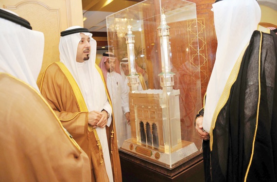 أمير مكة المكرمة يؤكد الالتزام بالبرنامج الزمني لتوسعة المطاف