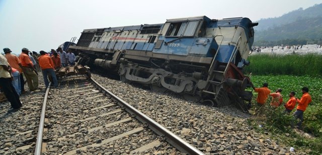 قصة مصورة:  إصابة 45 شخص بعد انحراف عجلة القطار