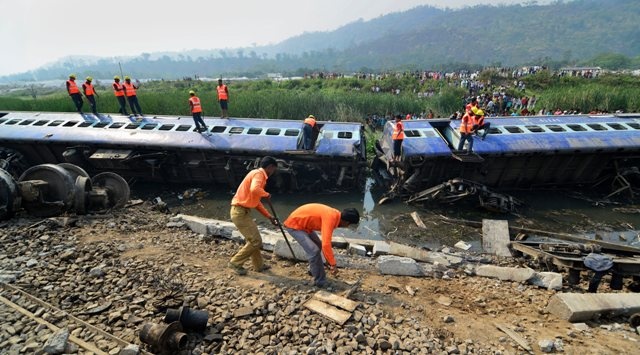 قصة مصورة:  إصابة 45 شخص بعد انحراف عجلة القطار