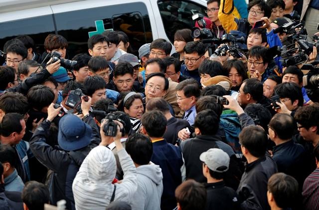 أسر المفقودين في عبارة كوريا الجنوبية الغارقة يشتبكون بالأيدي مع الشرطة