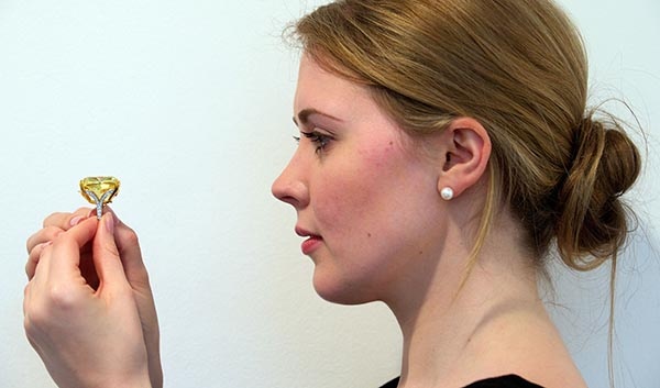 بيع ألماسة صفراء بـ16 مليون دولار في مزاد بجنيف