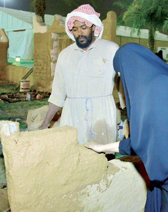 أطفال يعيشون «حكايات الجدة» ودروس الكتاتيب