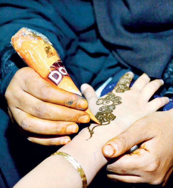 أطفال يعيشون «حكايات الجدة» ودروس الكتاتيب