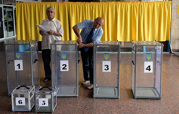قصة مصورة:  فتح مراكز الاقتراع للانتخابات الرئاسية في اوكرانيا