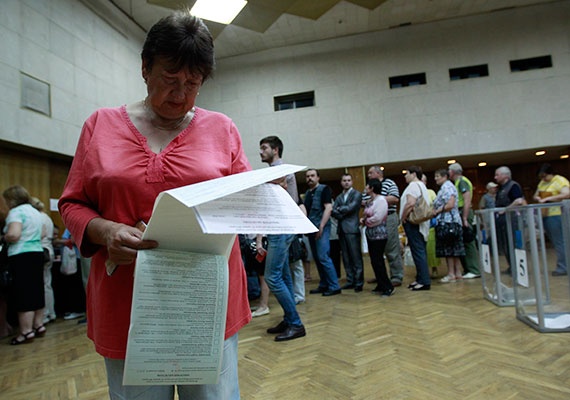 قصة مصورة:  فتح مراكز الاقتراع للانتخابات الرئاسية في اوكرانيا