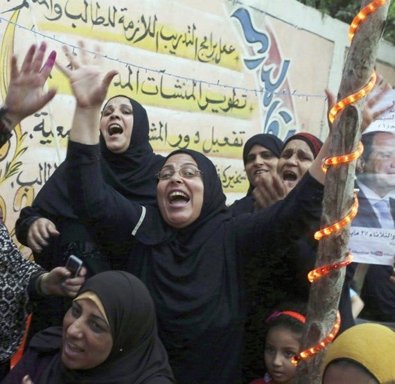 مؤيدون للمشير عبد الفتاح السيسي يحتفلون في شوارع القاهرة