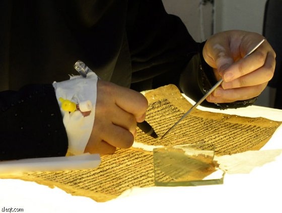 نساء يمنيات يعتنين بمخطوطات ومصاحف تعود للقرن الثامن الميلادي