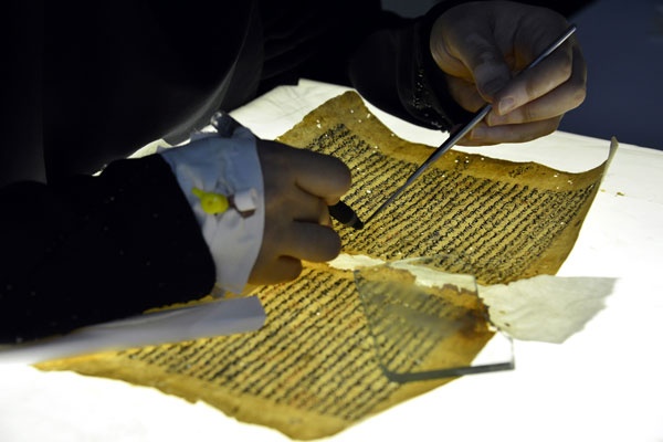 نساء يمنيات يعتنين بمخطوطات ومصاحف تعود للقرن الثامن الميلادي