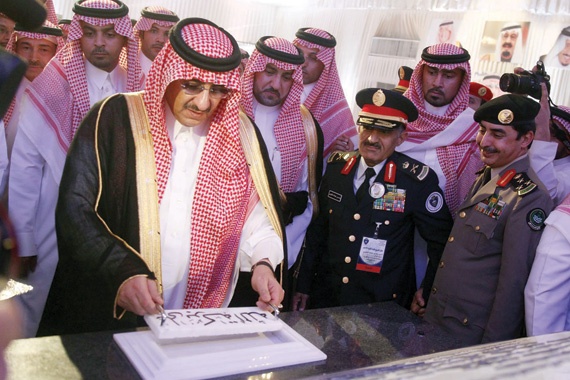 وزير الداخلية يرعى تخريج 1980 طالبا من كلية الملك فهد