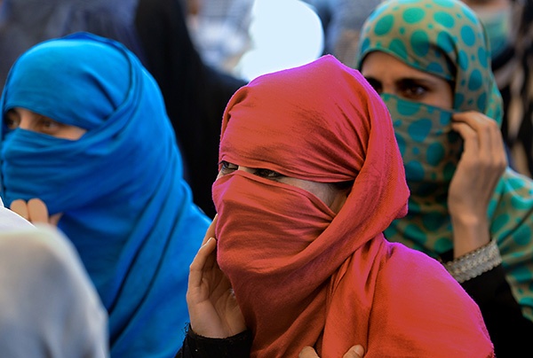 نساء أفغانيات يستمعن إلى خطاب المرشح الرئاسي أشرف غاني في كابول. تصوير : أ ف ب