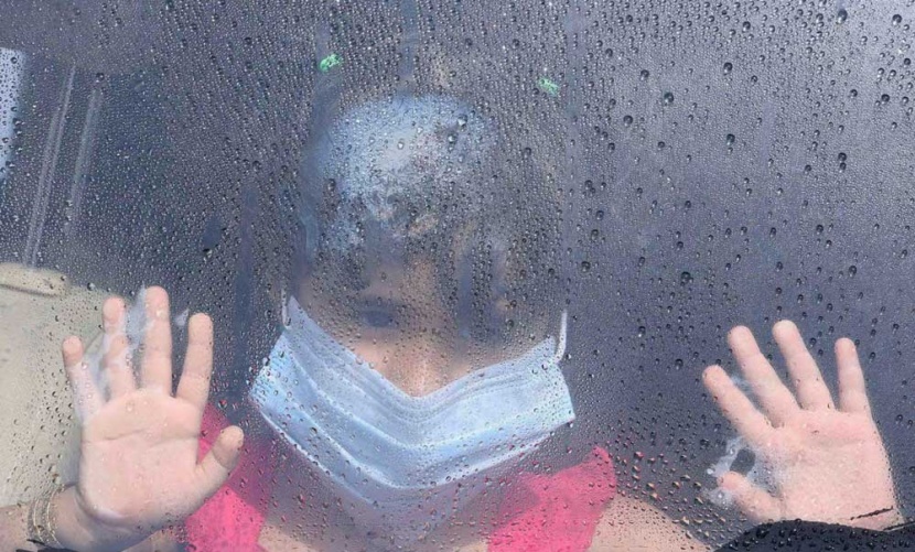 فتاة ترتدي كمامة تحسبا من الإصابة بفيروس كورونا في الطائف.