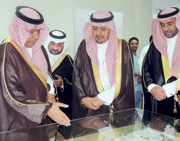 كلية الغد في نجران تحتفل بتخريج الدفعة الأولى من طلابها