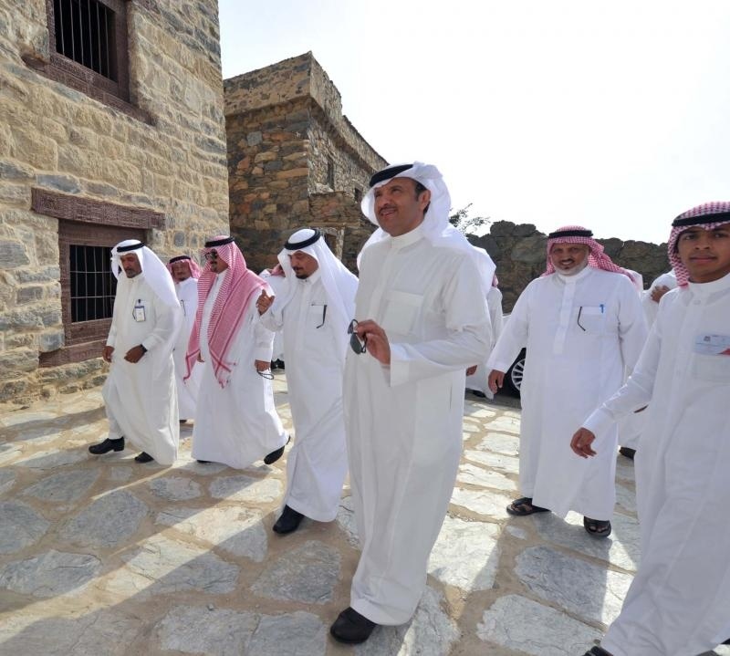رئيس السياحة يتفقد قصر بن رقوش وقرية الأطاولة التراثية