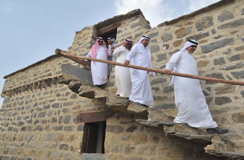 رئيس السياحة يتفقد قصر بن رقوش وقرية الأطاولة التراثية