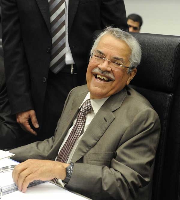 وزير النفط علي النعيمي يبتسم لعدسات المصورين  في مؤتمر أوبك في النمسا