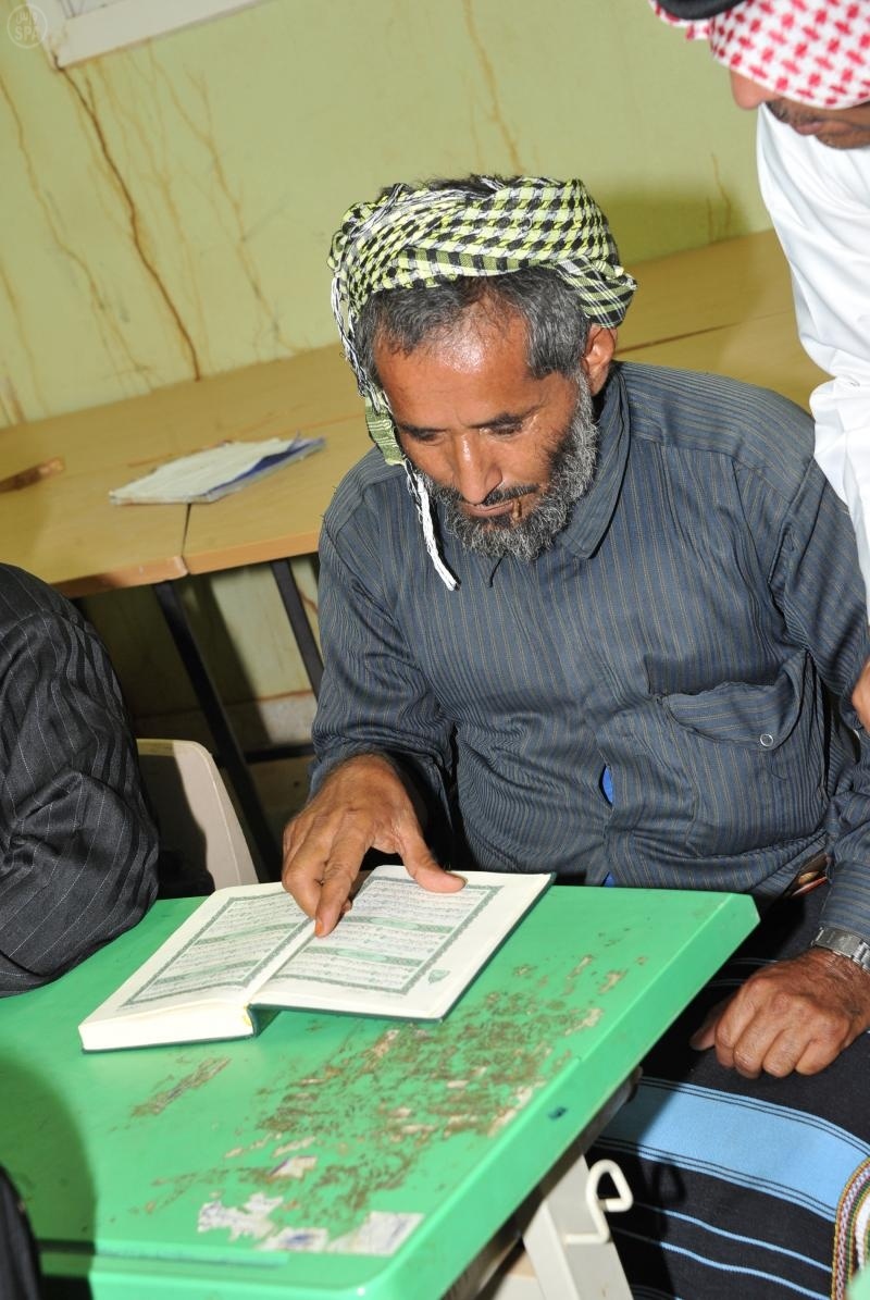 قصة مصورة: حملة محو الأمية بمحافظة هروب تفتح آفاق العلم للمسنين
