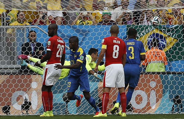 قصة مصورة: هدف قاتل يهدي سويسرا الفوز على الإكوادور