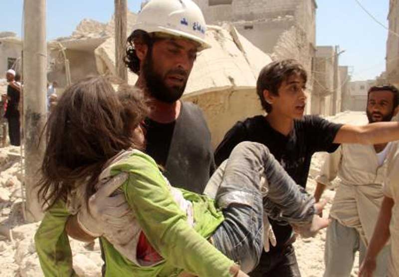 عمال الإنقاذ يسعفون فتاة  أصيبت بجروح إثر غارة جوية من قبل النظام السوري في حلب